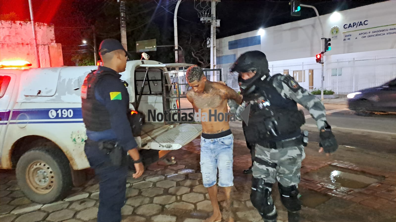 Suspeito identificado de 20 anos que já possui várias passagens pela polícia por tráfico de drogas é preso